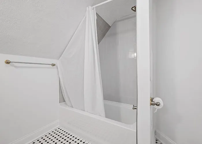 Bloomfield/shadyside @v Modern And Bright Private Bedroom With Shared Bathroom Pittsburgh