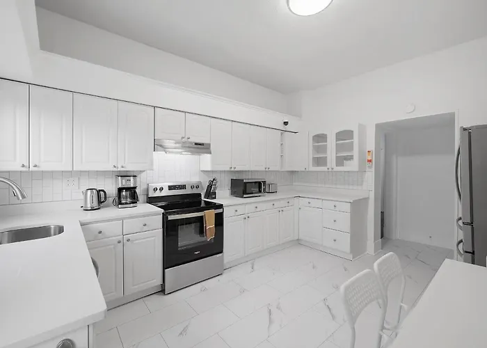 Homestay Bloomfield/shadyside @v Modern And Bright Private Bedroom With Shared Bathroom Pittsburgh